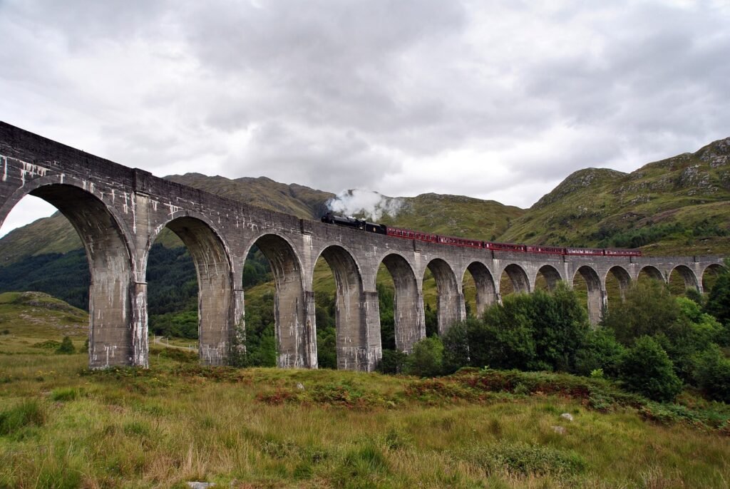 train, scotland, harry potter-2592037.jpg